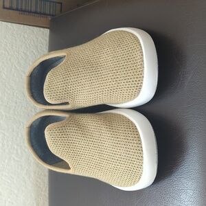 Like New Allbirds Tree Lounger slip on shoe in Hazy Beige women’s size 9